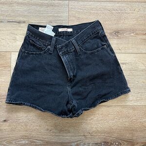 Levi's Women's 80’s Mom Jean Shorts. Black.